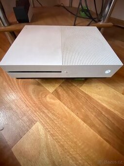 Xbox one s 500gb + 20her + ovladač