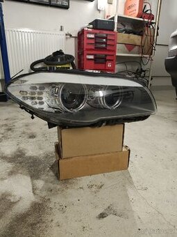 BMW F10, F11 pravý světlomet