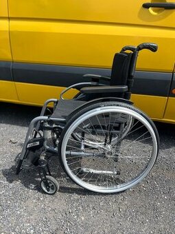 Sportovni invalidní vozík