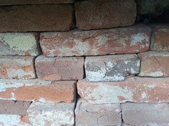 Stará pálená cihla (cihly) očištěná