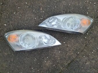 Přední světloměty (pravý i levý) Kia Ceed 1.6 CRDi r. 2009