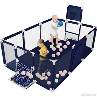 Ohrádka s basketbalovým košem fotbalovým košem