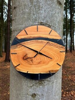 Hodiny z epoxidu a ovocného dřeva o průměru 35cm