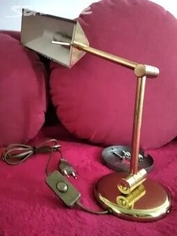 Stylové nástěnné osvětlovací těleso.