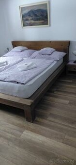 Masivní postel, noční stolky, komoda a stůl se židlemi