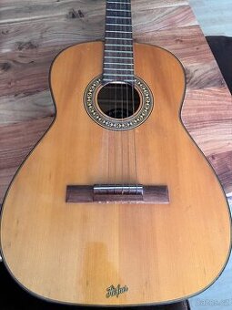 Kytara Hofner 1280 krásně zní a hraje dobré dřevo a zvuk zní