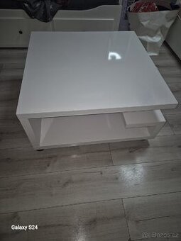 Prodám bílý lesklý konferenční stůl