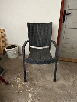 Venkovní plastová židle