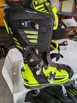 Prodám motokrosové boty přilbu a brýle