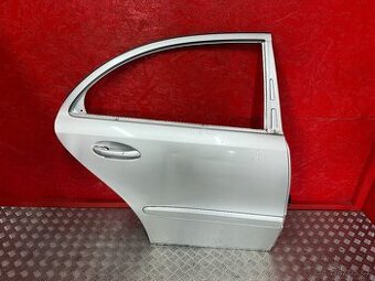 PRAVÉ ZADNÍ DVEŘE MERCEDES W211 SEDAN STŘÍBRNÉ