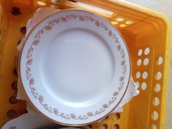 Talíře se zlatým zdobením