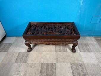 Luxusní ručně řezbovaný konferenční stolek