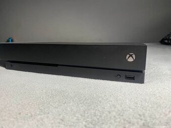 Xbox One X 1TB + 2 ovladače + 3 hry na disku + top hry v sys