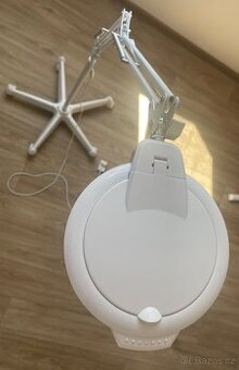 Kosmetická lampa s lupou
