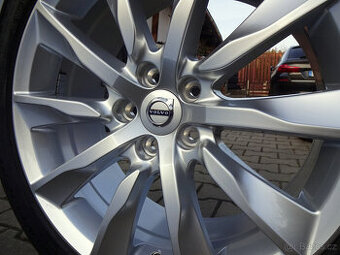 ZÁNOVNÍ ZIMNÍ ORIGINÁL VOLVO 18" 5x108 pneu 245/45R18 Dunlo