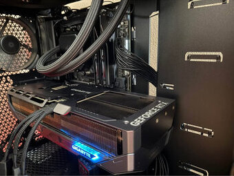 GIGABYTE GeForce RTX 5080/Gaming/OC/16GB/GDDR7 - 1