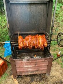Otoční gril na maso, kýtu, krkovičku kuřata, prase, sele