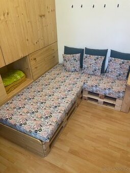 Stylový ručně vyrobený gauč z palet + polštáře + matrace