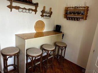Barové židle z masivu s barovým pultem s policemi