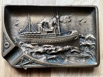Starý mosazný popelník s motivem námořní lodě