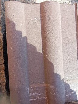 Cca 500 kusů betonových střešní tašek