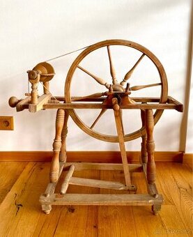 Starý dřevěný kolovrat