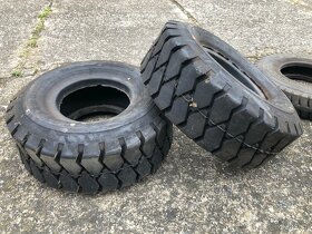 Desta tříkolka pneu