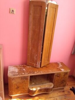 Stará toaletka se zrcadlem