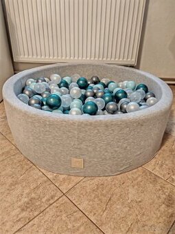 Suchý bazének s míčky