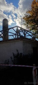Staré trámy a rozebrání starých střech stodol