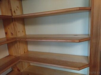 Policová stěna z masivu od truhlare