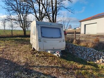 Karavan s vestavbou pro dva psy