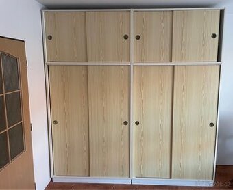 Velká retro šatní skříň s nástavci  – SPĚCHÁ