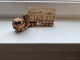 Nový dřevěný model Tatra Phoenix s návěsem, model Velorex