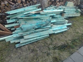 Zbytky dřeva ze stavby
