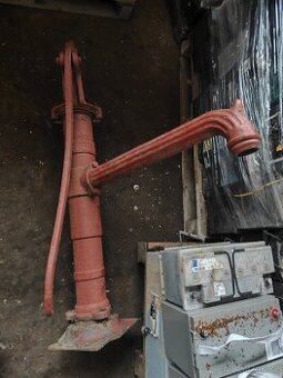 Stará litinová ruční pumpa na vodu studnu antická  německá