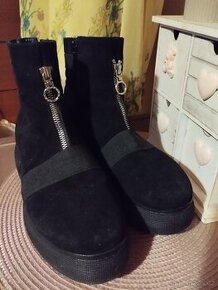 černé kotníkové boty na platformě