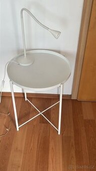 Bílý noční stolek