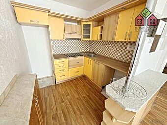 Podnájem DB 2+kk, panel, výtah, 1.patro, zděné jádro, komora