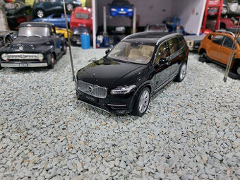 model auta 1:18 Volvo XC90  čierna / zlatá farba ,Paudi
