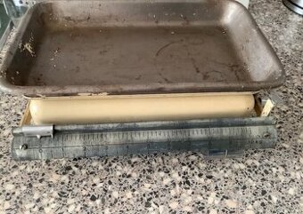 Dvě starožitné stolní celokovové váhy