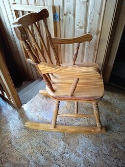 Dřevěné houpací křeslo