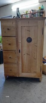 Dřevěná skříň-chlebák-potravinová skříň