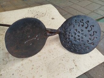 Staré kované kleště na opatky