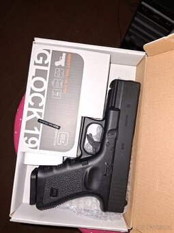 Glock 19 v top stavu na CO2
