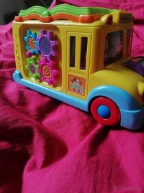 Interaktivní hračka autobus.