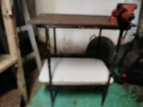 Malý stolek se svěrákem do garáže