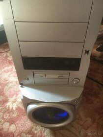 Starší PC + monitor - 1