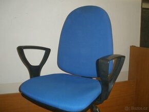 Otočná kancelářská kolečková židle / s područkami /
