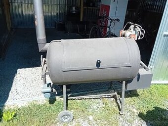 Zahradní gril na kýtu, sele, kuřata, jehla a rošt na steaky.